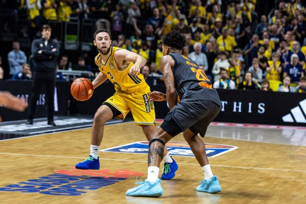 18.09.2026, GER, BBL (easyCredi Basketball Bundesliga Berlin, ALBA Berlin - Niners Chemnitz Jordan Ford (ALBA Berlin, 3), Urald King (Niners Chemnitz, 20) Berlin Uber Arena Berlin Deutschland