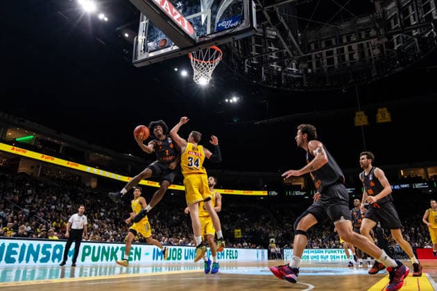 18.09.2026, GER, BBL (easyCredi Basketball Bundesliga Berlin, ALBA Berlin - Niners Chemnitz Stefan Smith (Niners Chemnitz, 2), Justin Bean (ALBA Berlin, 34) Berlin Uber Arena Berlin Deutschland