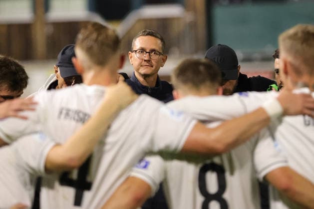 18.09.2026, Fussball, Herren, Saison 2026 2027, Regionalliga Bayern, 10. Spieltag: TSV Buchbach - FC Schweinfurt 05 Dominik Groß, Vorsitzender FC Schweinfurt 05, im Mannschaftskreis Buchbach SMR-Arena Bayern Deutschland