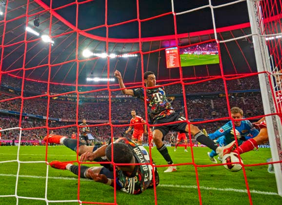 18.09.2026, Fussball Bundesliga 2026 2027, 4.Spieltag, FC Bayern München - 1.FC Union Berlin, in der Allianz-Arena München, Kampf um eine Torchance, v.li: Ismael Saibari (FC Bayern München), Jamal Musiala (Bayern München), Torwart Frederik Rönnow (Union Berlin)