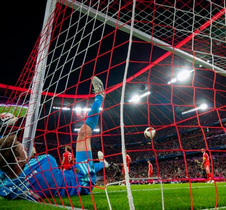18.09.2026, Fussball Bundesliga 2026 2027, 4.Spieltag, FC Bayern München - 1.FC Union Berlin, in der Allianz-Arena München, Nach einem erneuten Gegentor zappelt Torwart Frederik Rönnow (Union Berlin) hilflos im Tor.