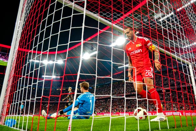 18.09.2026, Fussball Bundesliga 2026 2027, 4.Spieltag, FC Bayern München - 1.FC Union Berlin, in der Allianz-Arena München, Nach einem erneuten Gegentor sitzt Torwart Frederik Rönnow (Union Berlin) frustriert im Tor. re: Christopher Trimmel (Union Berlin)