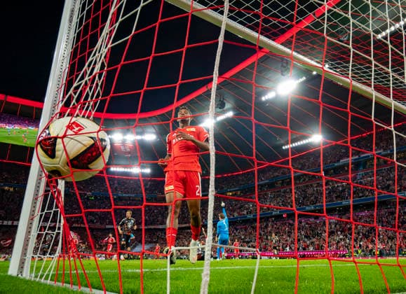 18.09.2026, Fussball Bundesliga 2026 2027, 4.Spieltag, FC Bayern München - 1.FC Union Berlin, in der Allianz-Arena München, Der Ball zappelt im Netz, Felix Uduokhai (Union Berlin) holt ihn raus.