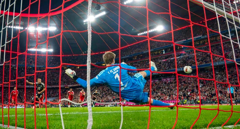 18.09.2026, Fussball Bundesliga 2026 2027, 4.Spieltag, FC Bayern München - 1.FC Union Berlin, in der Allianz-Arena München, Torschuss mittels Elfmeter von Harry Kane (li, FC Bayern München) gegen Torwart Frederik Rönnow (Union Berlin) zum 2:0.