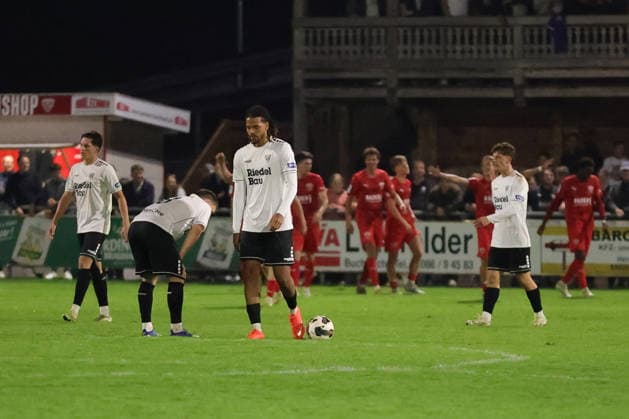 18.09.2026, Fussball, Herren, Saison 2026 2027, Regionalliga Bayern, 10. Spieltag: TSV Buchbach - FC Schweinfurt 05 Schweinfurter Spieler sind nach dem 1:3 bedient Buchbach SMR-Arena Bayern Deutschland