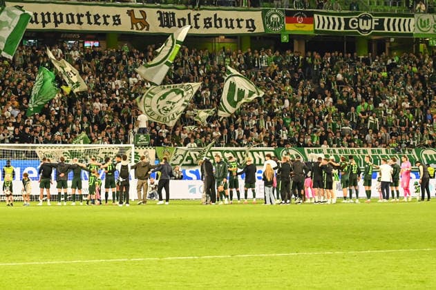 Herren I Frauen I Saison 2026-2027 I 2. Bundesliga I 6. Spieltag I VfL Wolfsburg - SV Darmstadt 98 I 18.09.2026 Die Mannschaft des VfL Wolfsburg wird nach dem Schlusspfiff von den Fans gefeiert Wolfsburg Volkswagen Arena Niedersachsen Deutschland Copyright: xLobeca InesxHähnelx