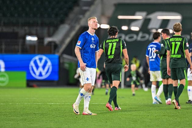 Herren I Frauen I Saison 2026-2027 I 2. Bundesliga I 6. Spieltag I VfL Wolfsburg - SV Darmstadt 98 I 18.09.2026 Kai Klefisch (17, SV Darmstadt 98) steht nach dem Abpfiff allein und enttäuscht auf dem Spielfeld Wolfsburg Volkswagen Arena Niedersachsen Deutschland Copyright: xLobeca InesxHähnelx