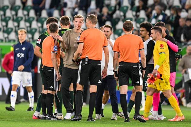 Herren I Frauen I Saison 2026-2027 I 2. Bundesliga I 6. Spieltag I VfL Wolfsburg - SV Darmstadt 98 I 18.09.2026 Florian Kohfeldt (Trainer, SV Darmstadt 98) sucht nach dem Spiel das Gespräch mit dem Schiedsrichterteam Wolfsburg Volkswagen Arena Niedersachsen Deutschland Copyright: xLobeca InesxHähnelx