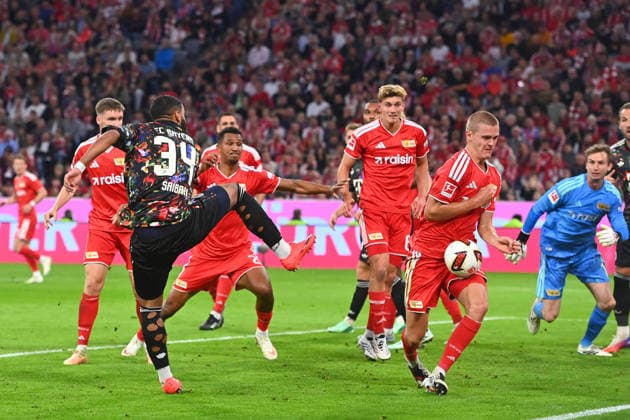 Torchance Ismael SAIBARI (Bayern Muenchen),Aktion,Schuss,re:Tom ROTHE (Union Berlin),- Fussball 1. Bundesliga Saison 2026 2027, 4.Spieltag, Spieltag04, FC Bayern Muenchen - 1.FC Union Berlin 7-0 am 18.09.2026 , A L L I A N Z A R E N A.