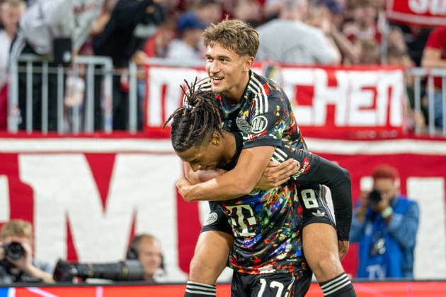 Torjubel Michael Olise 17 (FC Bayern Muenchen), Tom Bischof 8 (FC Bayern Muenchen) auf dem Ruecken von Michael Olise 17 (FC Bayern Muenchen), FC Bayern Muenchen - 1. FC Union Berlin, Fussball Bundesliga, 4. Spieltag, 18.09.2026 DFB regulations prohibit any use of photographs as image sequences and or quasi-video Muenchen Bayern Deutschland