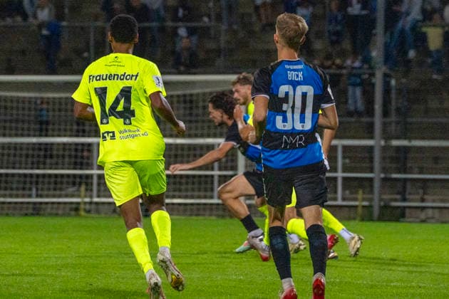 18.09.2026, xerix, Fussball Regionalliga Suedwest, FSV Frankfurt - Stuttgarter Kickers v.l. Spielszene mit Melkamu Frauendorf (SV Stuttgarter Kickers) und Corvin Bock (FSV Frankfurt) Frankfurt