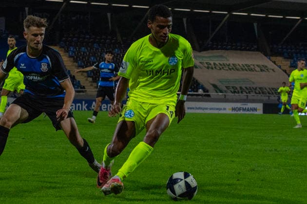 18.09.2026, xerix, Fussball Regionalliga Suedwest, FSV Frankfurt - Stuttgarter Kickers v.l. Spielszene mit Melkamu Frauendorf (SV Stuttgarter Kickers) und Christoph Ehrlich (FSV Frankfurt) Frankfurt