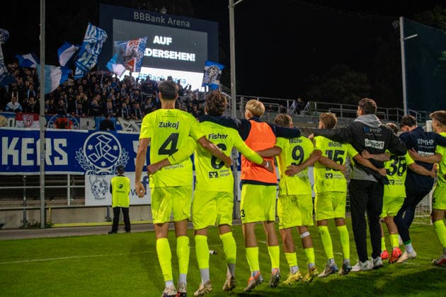 18.09.2026, xerix, Fussball Regionalliga Suedwest, FSV Frankfurt - Stuttgarter Kickers v.l. Elvir Zukaj (SV Stuttgarter Kickers), Ben-Luca Fisher (SV Stuttgarter Kickers) Sebastian Müller (SV Stuttgarter Kickers) Nico Blank (SV Stuttgarter Kickers) Christian Mauersberger (SV Stuttgarter Kickers) und weitere feiern den sieg Frankfurt