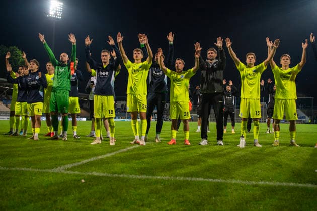 18.09.2026, xerix, Fussball Regionalliga Suedwest, FSV Frankfurt - Stuttgarter Kickers v.l. Das Team der SV Stuttgarter Kickers bei ihren Fans um nach dem Spiel den sieg zu Feiern Frankfurt