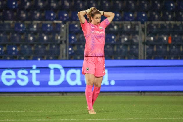 Sinsheim, Deutschland: 18.09.2026 - 1. Frauenbundesliga - 7. Spieltag - VfL Wolfsburg Frauen vs. TSG Hoffenheim Im Bild: Torhüterin Stina Johannes (Wolfsburg) unzufrieden und frustriert auf dem Spielfeld Copyright: HMBxMedia MadeleinexFantini