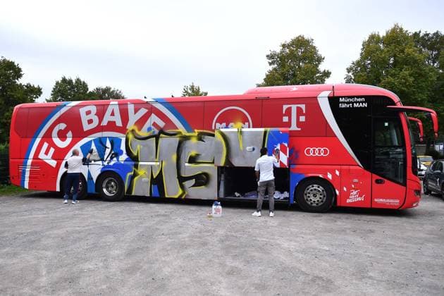 Fußball A-Junioren DFB-Pokal Saison 2026 2027 Achtelfinale: MSV Duisburg U19 - Bayern München U19 am 19.09.2026 an der BSA Westender Straße in Duisburg Der Mannschaftsbus von Bayern München wurde mit MSV Graffiti angesprüht Nordrhein-Westfalen Deutschland