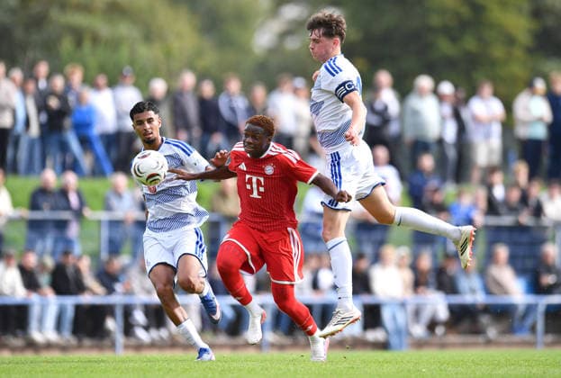 Fußball A-Junioren DFB-Pokal Saison 2026 2027 Achtelfinale: MSV Duisburg U19 - Bayern München U19 am 19.09.2026 an der BSA Westender Straße in Duisburg Reda Haddou ( MSV Duisburg U19 ), links - Uzorchukwu Frank Egwuatu ( Bayern München U19 ), mitte - Ole Rinke ( MSV Duisburg U19 ), rechts Nordrhein-Westfalen Deutschland