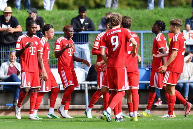 Fußball A-Junioren DFB-Pokal Saison 2026 2027 Achtelfinale: MSV Duisburg U19 - Bayern München U19 am 19.09.2026 an der BSA Westender Straße in Duisburg Torjubel zum 0:1 durch Uzorchukwu Frank Egwuatu ( Bayern München U19 ), mitte Nordrhein-Westfalen Deutschland