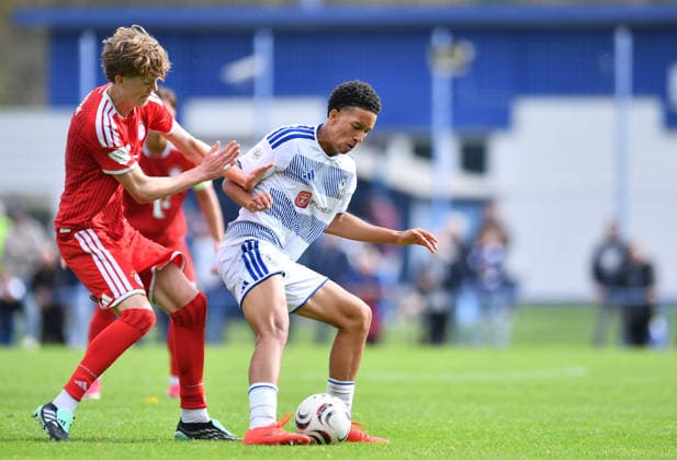 Fußball A-Junioren DFB-Pokal Saison 2026 2027 Achtelfinale: MSV Duisburg U19 - Bayern München U19 am 19.09.2026 an der BSA Westender Straße in Duisburg Philipp von Taube ( Bayern München U19 ), links - Anando Felix Petit ( MSV Duisburg U19 ), rechts Nordrhein-Westfalen Deutschland