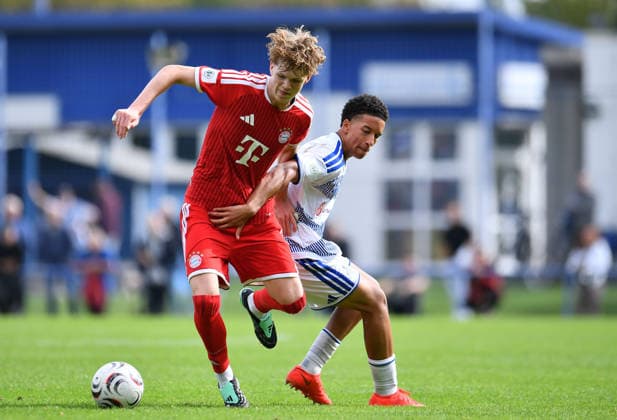 Fußball A-Junioren DFB-Pokal Saison 2026 2027 Achtelfinale: MSV Duisburg U19 - Bayern München U19 am 19.09.2026 an der BSA Westender Straße in Duisburg Philipp von Taube ( Bayern München U19 ), vorne - Anando Felix Petit ( MSV Duisburg U19 ), hinten Nordrhein-Westfalen Deutschland