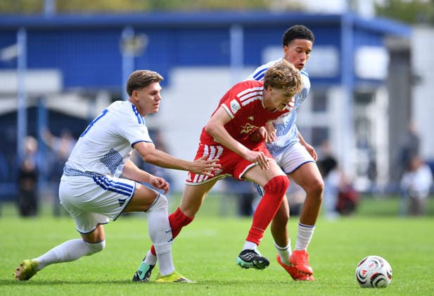 Fußball A-Junioren DFB-Pokal Saison 2026 2027 Achtelfinale: MSV Duisburg U19 - Bayern München U19 am 19.09.2026 an der BSA Westender Straße in Duisburg Hannes Krasenbrink ( MSV Duisburg U19 ), links - Philipp von Taube ( Bayern München U19 ), rechts - Anando Felix Petit ( MSV Duisburg U19 ), hinten Nordrhein-Westfalen Deutschland