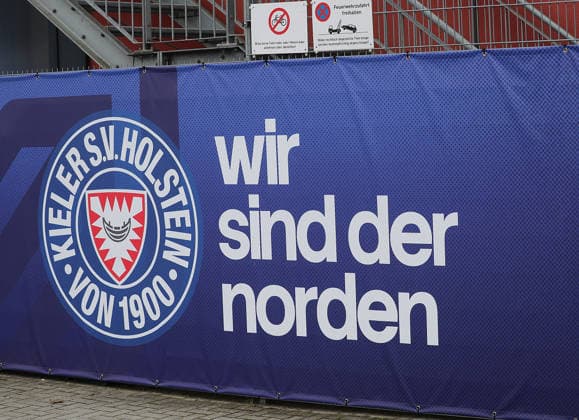 Neuer Slogan von holstein Kiel Fussball, Herren, Saison 2026 2027, 2.BL, Holstein Stadion, Holstein Kiel gegen VfL Osnabrueck DFL REGULATIONS PROHIBIT ANY USE OF PHOTOGRAPHS AS IMAGE SEQUENCES AND OR QUASI-VIDEO.