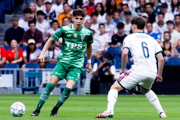 Real Madrid U20 v Santiago Wanderers U20 - Intercontinental Cup U20 September 19, 2026, Santiago Bernabeu Stadium, Madrid, Spain: Christian Silva of Santiago Wanderers is defended by Jorge Cestero of Real Madrid during the U-20 Intercontinental Cup final match between Real Madrid and Santiago Wanderers at the Santiago Bernabeu Stadium, Madrid, Spain. Madrid Santiago Bernabeu Stadium Madrid Spain Copyright: xAlejandroxMatiasxAcostax