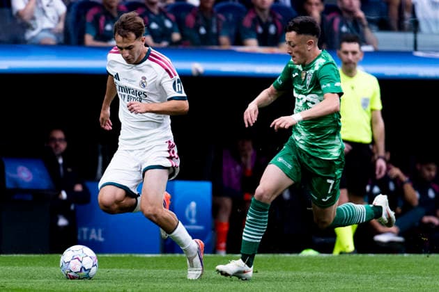 Real Madrid U20 v Santiago Wanderers U20 - Intercontinental Cup U20 September 19, 2026, Santiago Bernabeu Stadium, Madrid, Spain: Daniel Yanez of Real Madrid is defended by Vicente Vargas during the U-20 Intercontinental Cup final match between Real Madrid and Santiago Wanderers at the Santiago Bernabeu Stadium, Madrid, Spain. Madrid Santiago Bernabeu Stadium Madrid Spain Copyright: xAlejandroxMatiasxAcostax