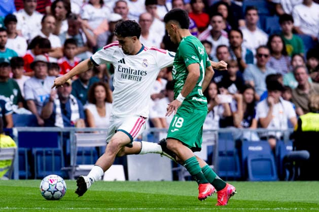 Real Madrid U20 v Santiago Wanderers U20 - Intercontinental Cup U20 September 19, 2026, Santiago Bernabeu Stadium, Madrid, Spain: Jesus Fortea of Real Madrid is defended by Alexander Dubo of Santiago Wanderers during the U-20 Intercontinental Cup final match between Real Madrid and Santiago Wanderers at the Santiago Bernabeu Stadium, Madrid, Spain. Madrid Santiago Bernabeu Stadium Madrid Spain Copyright: xAlejandroxMatiasxAcostax