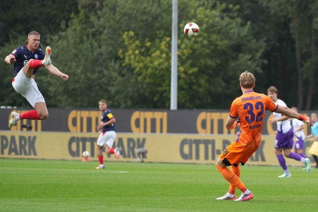 Fußball I Herren I Saison 2026-2027 I 2. Bundesliga I 6. Spieltag I Holstein Kiel - VfL Osnabrück I 19.09.2026 Phil Harres (19, Holstein Kiel) versucht den Ball von Jonas Krumrey (32, VfL Osnabrück) abzupassen Kiel Holstein-Stadion Schleswig-Holstein Deutschland Copyright: xLobeca MaschaxHolmx