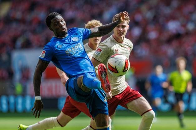 Aaron Opoku (Eintracht Braunschweig) im Zweikampf mit Alex Murphy (1.FC Kaiserslautern), Aktion Action 1.FC Kaiserslautern vs Eintracht Braunschweig, Fussball, 2. Bundesliga, 6. Spieltag, Saison 2026 2027, 19.09.2026 1.FC Kaiserslautern vs Eintracht Braunschweig, Fussball, 2. Bundesliga, 6. Spieltag, Saison 2026 2027, 19.09.2026 Copyright: xEibnerxPressefotox EP_ANS