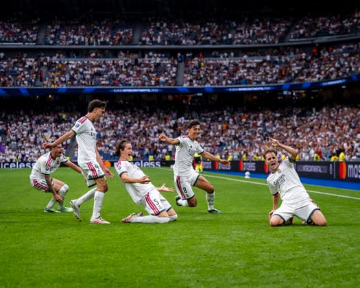 Real Madrid CF v Santiago Wanderers - Under-20 Intercontinental Cup 2026 MADRID, SPAIN - SEPTEMBER 19: Daniel Yanez of Real Madrid CF (L) celebrates his goal with his teammates (from L to R) Alexis Ciria, Mario Rivas, Joan Martinez, Sergio Martinez during the Under-20 Intercontinental Cup 2026 final football match at Estadio Santiago Bernabeu on September 19, 2026 in Madrid, Spain. Madrid Estadio Santiago Bernabeu Madrid Spain Copyright: xAlbertoxGardinx AGardin_20260919_Foot_Uefa_Real_War_0294