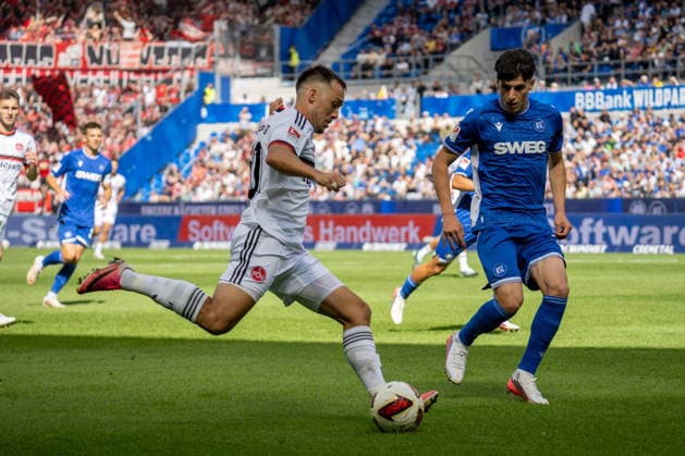 19.09.2026, xdaymx, Fussball 2.Bundesliga, Karlsruher SC - 1.FC Nürnberg. Julian Justvan (1.FC Nürnberg) mit einer Flanke (DFL DFB REGULATIONS PROHIBIT ANY USE OF PHOTOGRAPHS as IMAGE SEQUENCES and or QUASI-VIDEO) Karlsruhe