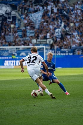 19.09.2026, xjyhynx, Fussball 2.Bundesliga, Karlsruher SC - 1.FC Nürnberg, v.l. Tim Janisch (32, 1. FC Nürnberg) im Zweikampf mit Viktor Bergh (33, Karlsruher SC) (DFL DFB REGULATIONS PROHIBIT ANY USE OF PHOTOGRAPHS as IMAGE SEQUENCES and or QUASI-VIDEO) Karlsruhe