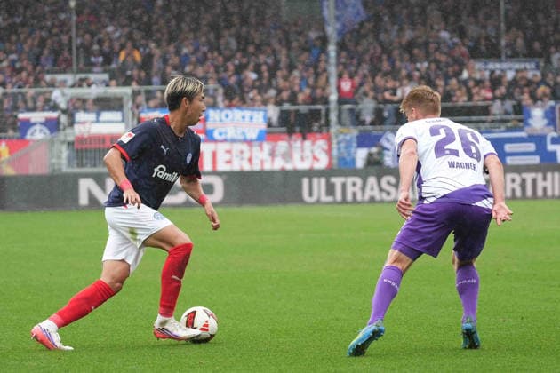Fußball I Herren I Saison 2026-2027 I 2. Bundesliga I 6. Spieltag I Holstein Kiel - VfL Osnabrück I 19.09.2026 Hiroki Sekine (32, Holstein Kiel) und Fridolin Wagner (26, VfL Osnabrück) im Zweikampf Kiel Holstein-Stadion Schleswig-Holstein Deutschland Copyright: xLobeca MaschaxHolmx