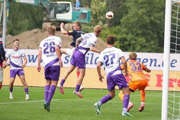 Fußball I Herren I Saison 2026-2027 I 2. Bundesliga I 6. Spieltag I Holstein Kiel - VfL Osnabrück I 19.09.2026 Noah Madsen (5, Holstein Kiel) nimmt den Ball per Kopf an Kiel Holstein-Stadion Schleswig-Holstein Deutschland Copyright: xLobeca MaschaxHolmx