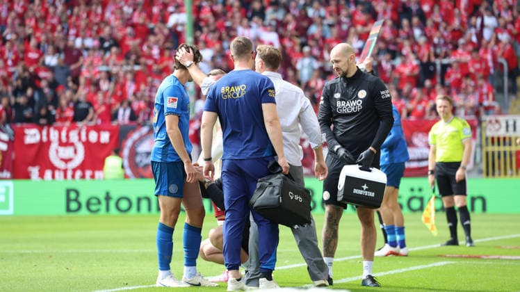 19.09.2026, xrekx, Fussball 2.Bundesliga, 1.FC Kaiserslautern - Eintracht Braunschweig v.l. Isidoros Koutsidis (Eintracht Braunschweig) verletzt, Verletzung, Schmerz, Schmerzen, injured, injury, pain, pains Lars Kornetka Trainer (Eintracht Braunschweig) (DFL DFB REGULATIONS PROHIBIT ANY USE OF PHOTOGRAPHS as IMAGE SEQUENCES and or QUASI-VIDEO) Kaiserslautern