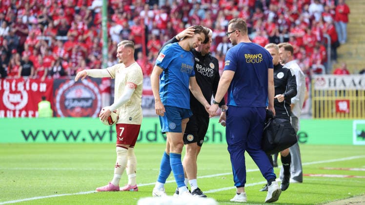 19.09.2026, xrekx, Fussball 2.Bundesliga, 1.FC Kaiserslautern - Eintracht Braunschweig v.l. Isidoros Koutsidis (Eintracht Braunschweig) verletzt, Verletzung, Schmerz, Schmerzen, injured, injury, pain, pains (DFL DFB REGULATIONS PROHIBIT ANY USE OF PHOTOGRAPHS as IMAGE SEQUENCES and or QUASI-VIDEO) Kaiserslautern
