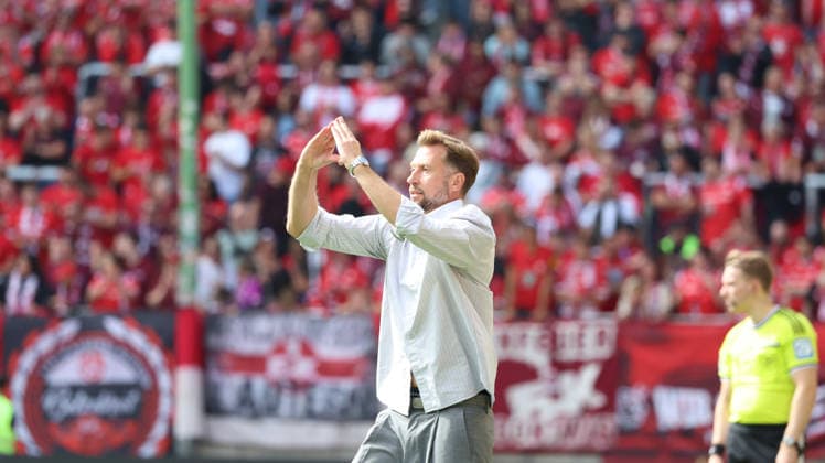 19.09.2026, xrekx, Fussball 2.Bundesliga, 1.FC Kaiserslautern - Eintracht Braunschweig v.l. Lars Kornetka Trainer (Eintracht Braunschweig) gibt Anweisungen, gestikuliert, mit den Armen gestikulieren gives instructions, gesticulate (DFL DFB REGULATIONS PROHIBIT ANY USE OF PHOTOGRAPHS as IMAGE SEQUENCES and or QUASI-VIDEO) Kaiserslautern