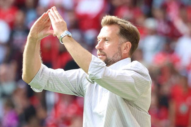 19.09.2026, xrekx, Fussball 2.Bundesliga, 1.FC Kaiserslautern - Eintracht Braunschweig v.l. Lars Kornetka Trainer (Eintracht Braunschweig) gibt Anweisungen, gestikuliert, mit den Armen gestikulieren gives instructions, gesticulate (DFL DFB REGULATIONS PROHIBIT ANY USE OF PHOTOGRAPHS as IMAGE SEQUENCES and or QUASI-VIDEO) Kaiserslautern