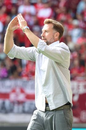 19.09.2026, xrekx, Fussball 2.Bundesliga, 1.FC Kaiserslautern - Eintracht Braunschweig v.l. Lars Kornetka Trainer (Eintracht Braunschweig) gibt Anweisungen, gestikuliert, mit den Armen gestikulieren gives instructions, gesticulate (DFL DFB REGULATIONS PROHIBIT ANY USE OF PHOTOGRAPHS as IMAGE SEQUENCES and or QUASI-VIDEO) Kaiserslautern