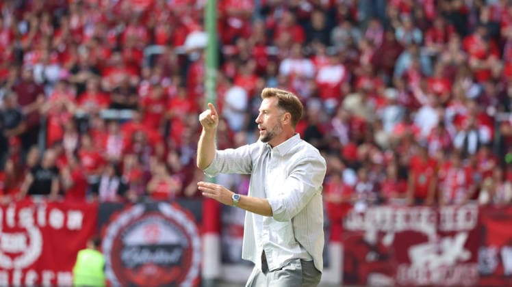 19.09.2026, xrekx, Fussball 2.Bundesliga, 1.FC Kaiserslautern - Eintracht Braunschweig v.l. Lars Kornetka Trainer (Eintracht Braunschweig) gibt Anweisungen, gestikuliert, mit den Armen gestikulieren gives instructions, gesticulate (DFL DFB REGULATIONS PROHIBIT ANY USE OF PHOTOGRAPHS as IMAGE SEQUENCES and or QUASI-VIDEO) Kaiserslautern