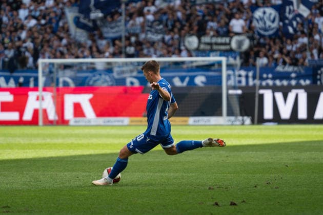 19.09.2026, xjyhynx, Fussball 2.Bundesliga, Karlsruher SC - 1.FC Nürnberg, v.l. Freistoß von Marvin Wanitzek (10, Karlsruher SC) (DFL DFB REGULATIONS PROHIBIT ANY USE OF PHOTOGRAPHS as IMAGE SEQUENCES and or QUASI-VIDEO) Karlsruhe