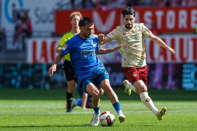 Samuele di Benedetto (Eintracht Braunschweig) im Zweikampf mit Semi Sahin (1.FC Kaiserslautern), Aktion Action 1.FC Kaiserslautern vs Eintracht Braunschweig, Fussball, 2. Bundesliga, 6. Spieltag, Saison 2026 2027, 19.09.2026 1.FC Kaiserslautern vs Eintracht Braunschweig, Fussball, 2. Bundesliga, 6. Spieltag, Saison 2026 2027, 19.09.2026 Copyright: xEibnerxPressefotox EP_ANS