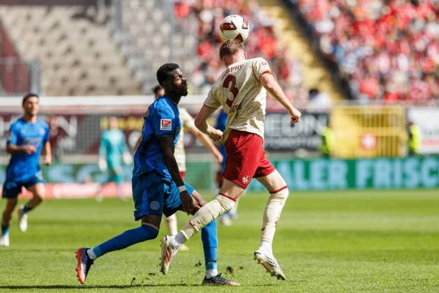 Aaron Opoku (Eintracht Braunschweig) im Zweikampf mit Alex Murphy (1.FC Kaiserslautern), Aktion Action 1.FC Kaiserslautern vs Eintracht Braunschweig, Fussball, 2. Bundesliga, 6. Spieltag, Saison 2026 2027, 19.09.2026 1.FC Kaiserslautern vs Eintracht Braunschweig, Fussball, 2. Bundesliga, 6. Spieltag, Saison 2026 2027, 19.09.2026 Copyright: xEibnerxPressefotox EP_ANS