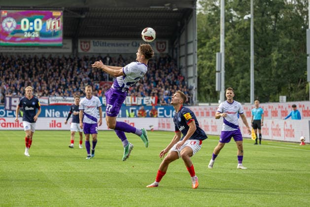 19.09.2026 Fußball 2. Bundesliga Männer Saison 2026 2027 6. Spieltag Holstein Kiel - VFL Osnabrück (Kiel in Weiß-Blau, Osnabrück in ) Robin Fabinski (li.), Gyan de Regt Kiel Holstein Stadion, Westring 501 Schleswig Holstein Deutschland