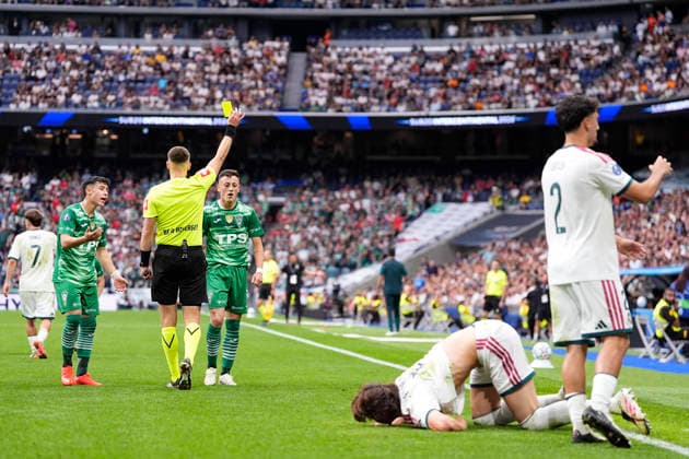 September 19, 2026, Madrid, Madrid, Spain: Vicente Vargas of CD Santiago Wanderers see the yellow card during the Under-20 Intercontinental Cup Final 2026, football match between Real Madrid and Santiago Wonders at Bernabeu stadium on September 19, 2026, in Madrid, Spain. Madrid Spain - ZUMAa181 20260919_zaa_a181_058 Copyright: xOscarxJ.xBarrosox
