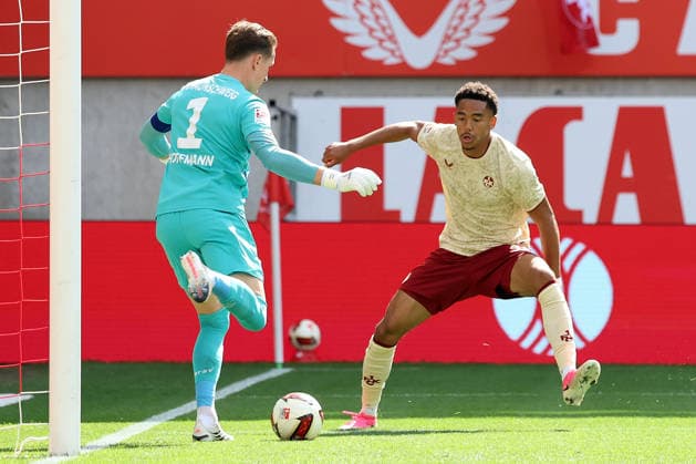 19.09.2026, xrekx, Fussball 2.Bundesliga, 1.FC Kaiserslautern - Eintracht Braunschweig v.l. Ron-Thorben Hoffmann (Eintracht Braunschweig) Thierry Tazemeta (1.FC Kaiserslautern) Zweikampf, Aktion, action, battle for the ball (DFL DFB REGULATIONS PROHIBIT ANY USE OF PHOTOGRAPHS as IMAGE SEQUENCES and or QUASI-VIDEO) Kaiserslautern