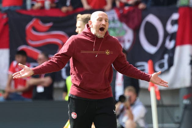 19.09.2026, xrekx, Fussball 2.Bundesliga, 1.FC Kaiserslautern - Eintracht Braunschweig v.l. Torsten Lieberknecht Trainer (1.FC Kaiserslautern) enttaeuscht, enttäuscht, schaut enttaeuscht, niedergeschlagen, disappointed (DFL DFB REGULATIONS PROHIBIT ANY USE OF PHOTOGRAPHS as IMAGE SEQUENCES and or QUASI-VIDEO) Kaiserslautern