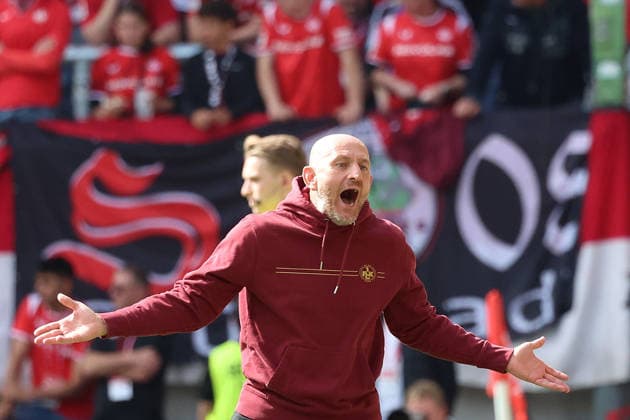 19.09.2026, xrekx, Fussball 2.Bundesliga, 1.FC Kaiserslautern - Eintracht Braunschweig v.l. Torsten Lieberknecht Trainer (1.FC Kaiserslautern) enttaeuscht, enttäuscht, schaut enttaeuscht, niedergeschlagen, disappointed (DFL DFB REGULATIONS PROHIBIT ANY USE OF PHOTOGRAPHS as IMAGE SEQUENCES and or QUASI-VIDEO) Kaiserslautern